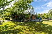 Relax and unwind in your home away from home in a large private home Hotels in 