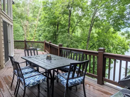 Beautiful 3-bedroom Lake Front Home on Lake Santeetlah