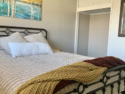 Our little Gem, remodeled and new everything. Close to down town. Hotels in Gem County