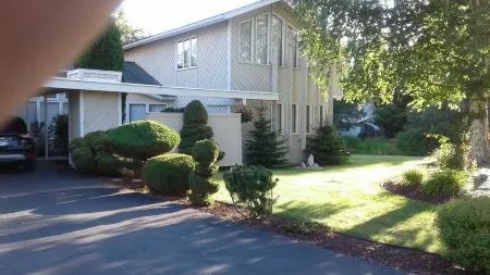 Westwood Luxurious Living ~ 1 Bedroom Apartment ~ Lovely!