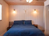 China Alley Cabin B: Cute & Cozy Cottage w/ Deck プラマスのホテル