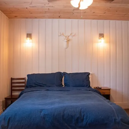 China Alley Cabin B: Cute & Cozy Cottage w/ Deck Отели в г. Пламас Каунти