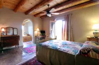 Blue Bird Farm - Spacious Stylish 5 bed/3 bath Taos Farmhouse with AC