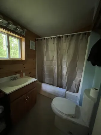 Private cottage on Swanlake Отели в г. Waldo County