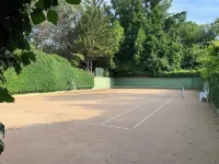 Large 600M2 property, tennis and 60sqm pool house with bar-kitchen on 10000 sqm