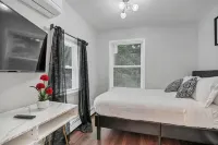 Chic, Cozy, Newly-Remodeled Cottage with Deck Hotels in Warwick