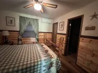 Beautiful chalet with seasonal lake views in The Hideout