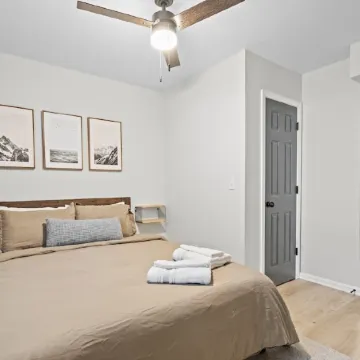 Modern 2 Bed 1 Bath Walking Distance to Downtown