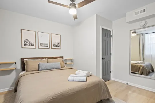 Modern 2 Bed 1 Bath Walking Distance to Downtown