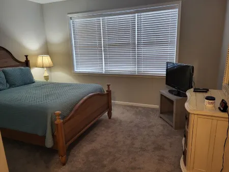 2 BR Condo with pool, Tennis,  Basketball courts, gym, & close to Rehoboth Beach Отели рядом с достопримечательностью «Рехобот-Бич»