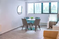 Steps to the beach, 5 mins to airport, cozy and modern, excellent location!