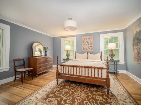 Gifford House: 4BR, Secluded Lake House on 1.5 Acres with Private Dock