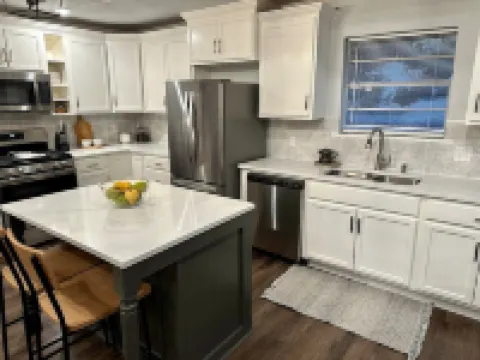 Agreeable Gray: 3 Bedroom, Soothing 5 Beds, Large groups, Pet Friendly