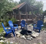 River Front, Cozy Chalet-Close to Town/Gondola/indoor pool/hot tubs/Deck/Shuttle