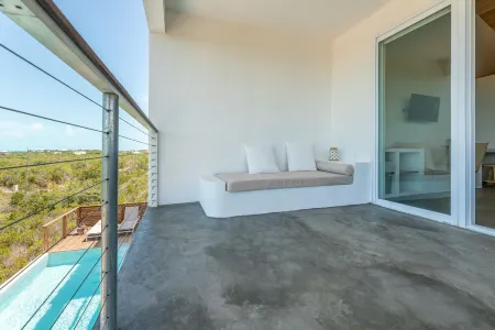 Modern Studio with Expansive Ocean View, Pool