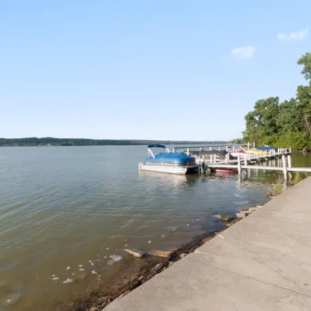 7 mins from your waterfront deck to downtown! Peaceful, private, roomy.