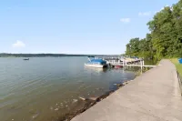7 mins from your waterfront deck to downtown! Peaceful, private, roomy.