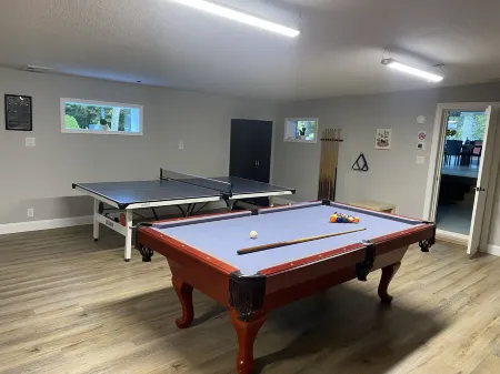 House in Mt Pocono, hot tub, arcade, ski & golf near by. Отели рядом с достопримечательностью «Поконо Гарденс»