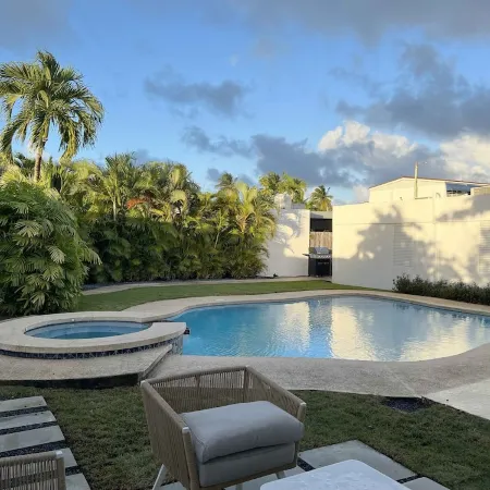 Luxury 5 Bedroom Home, 3 Minute Walk from the Beach