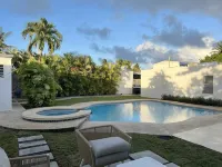 Luxury 5 Bedroom Home, 3 Minute Walk from the Beach - Pool
