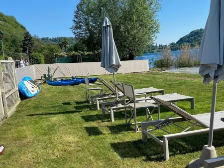 LA PLAGE large apartment with private beach Отели в г. Pettenasco