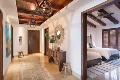 Fabulous Beachfront Penthouse Condo, Premier Golf Membership and Yacht