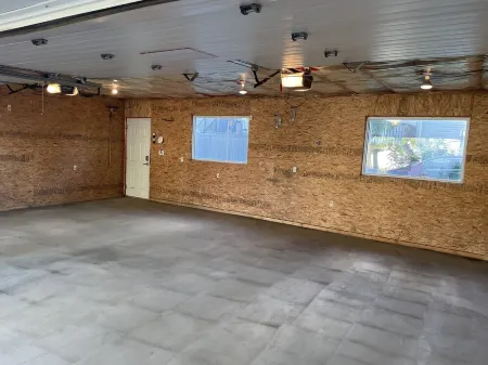 Spacious bungalow with large backyard and garage close to West Ed Mall Отели рядом с достопримечательностью «TELUS World of Science - Edmonton»