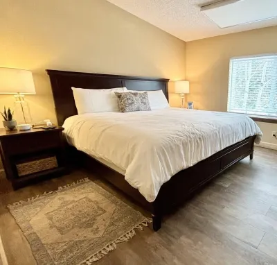 Updated 3 Minute Walk to AF-Large Condo 1168sqft Hotels in 