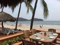 Beautiful 1 bedroom Condo above La Ropa Beach Hotels in Zihuatanejo