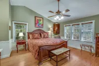 Highlands Hideaway Two Blocks from Main Street