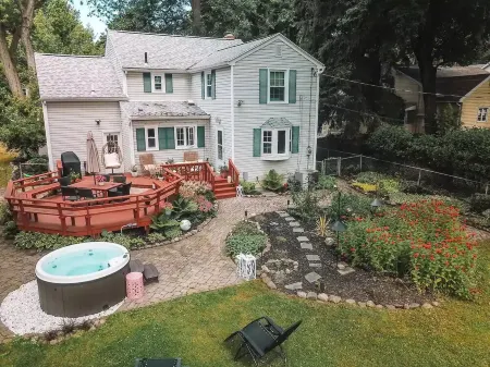 Cheerful Garden Oasis Отели в г. Брайтон