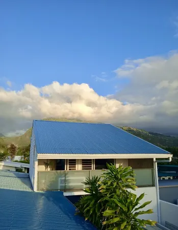 Independent 1BR Apartment, 5 min walk to the beach, restaurants and shops