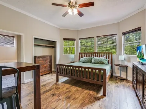 Cosy and Open with Loft on Greenbelt Hotels in Wells Branch