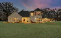 Chick & Modern Getaway Ranch - Lake Livingston View!