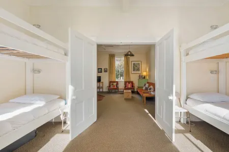 Beautifully Refurbished Historic Railway Cottage Отели рядом с достопримечательностью «Whakapapaiti Hut»