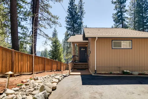 Updated Lake Almanor Retreat w/ Patio & Grill! - Wifi