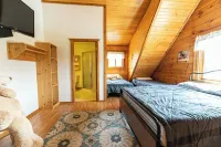 Cozy 3-bdrm cabin in Warrens with AC WiFi and a beautiful view off the back deck