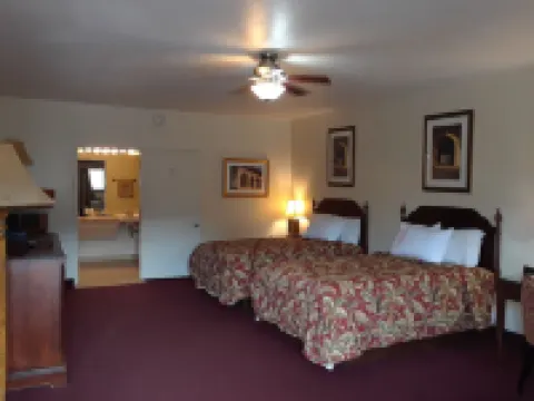 Cedar Glade Resort Hotels in Izard County