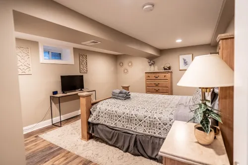 Pet Friendly Huge Lake Front Home with Stunning Views Hotel a Round Lake Park