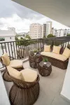 Monumental Suite: Elegant Modern Apt, Stunning City Views & Rooftop Pool.