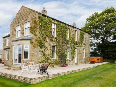 Cringles House Hotels near Oxenhope Station - Keighley & Worth Valley Railway