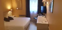 Logis l'Auberge Bourbonnaise - ที่มีสระว่ายน้ำ