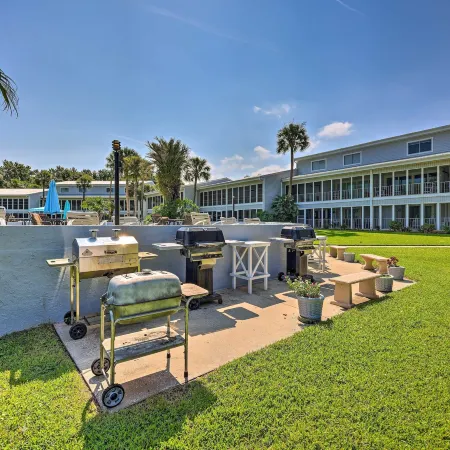 Pool Access & Lanai: Riverfront Welaka Condo!