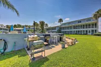 Pool Access & Lanai: Riverfront Welaka Condo! - Pool