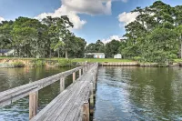 Idyllic Waterfront Escape w/ Private Boat Dock! - Parkplatz
