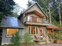 Mt Baker Rim Cabin 70 A pet friendly vacation home with a hot tub and wifi