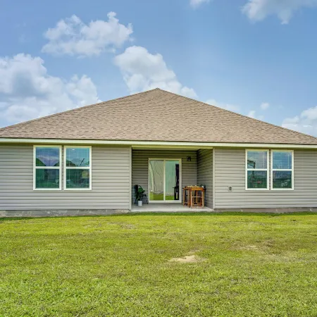 12 Mi to Avery Island: Spacious Family Home!