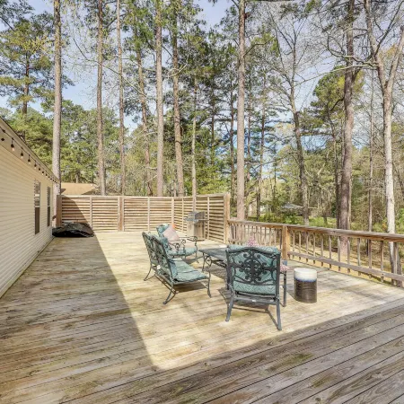 Peaceful 3Br Home | Private Deck | Near Downtown