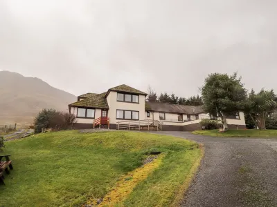 MacKenzies Peak Hotels near Portree Square