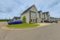 5 Mi to Auburn University: Sleek Townhome w/ Patio - 3-Star